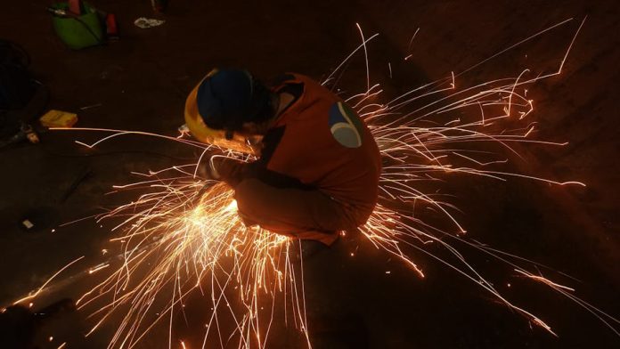 Strait of Hormuz Closure Sparks Global Shipping Crisis and Long-Term Industry Shifts | revuemuscle.com